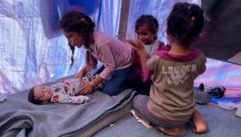 كاميليا طفلة شاهدة على نزوح أهالي غزة، 4 مايو 2024 (الأناضول)